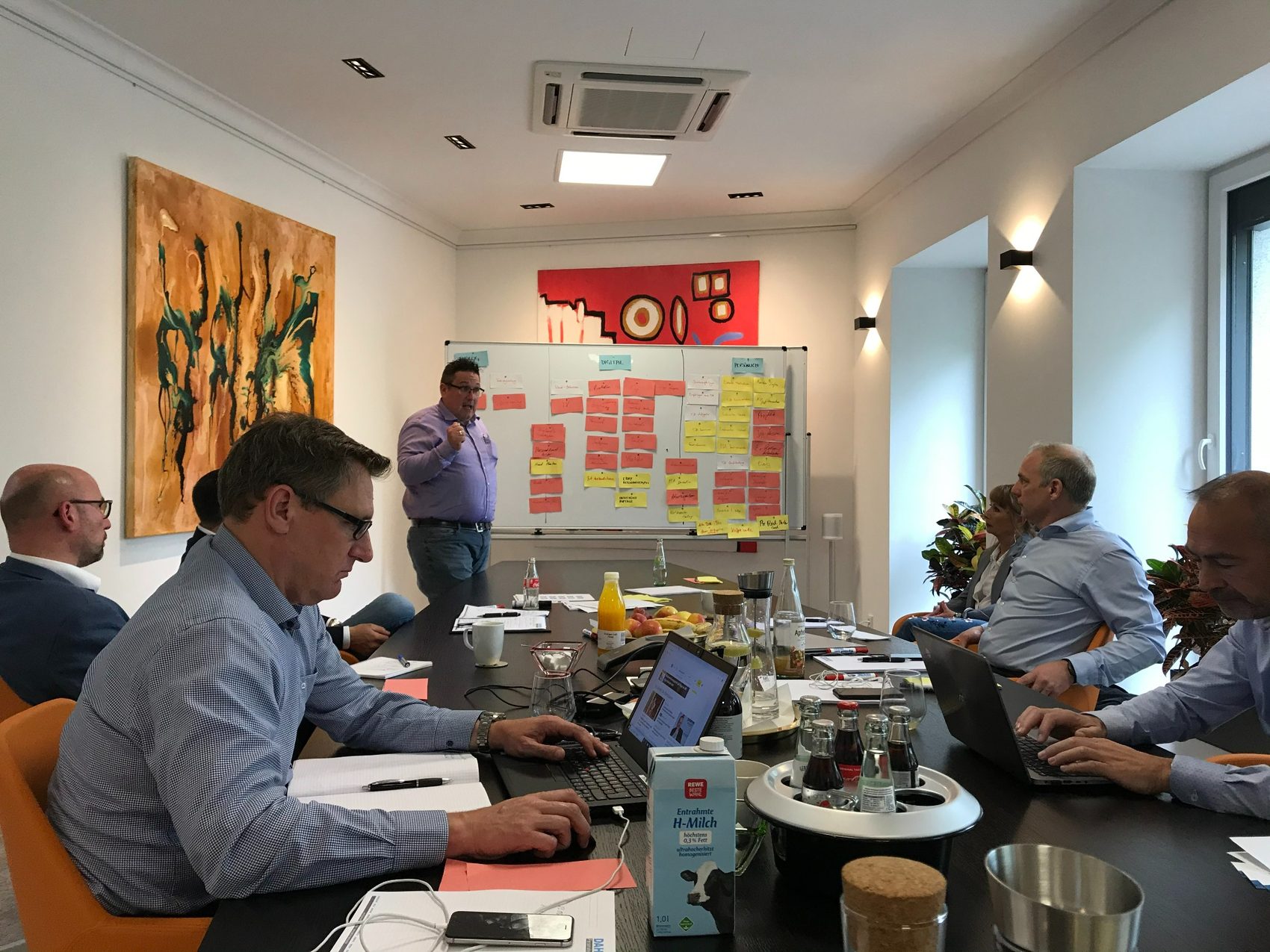 Carlos Kleefeld moderiert einen Workshop zur Arbeitgebermarke